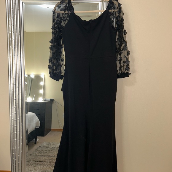 Black Off the Shoulder Gown Size L - Picture 4 of 4